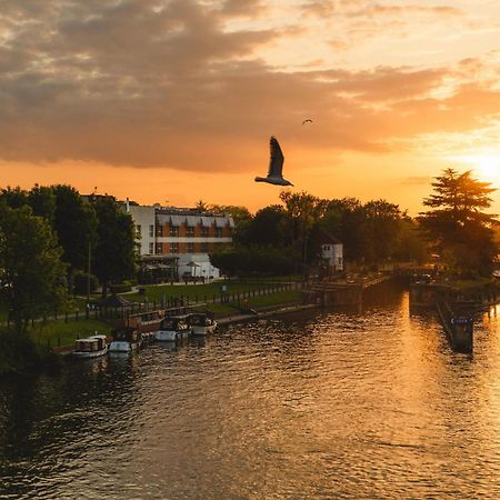 The Runnymede On Thames (Adults Only) Hotel Егъм Екстериор снимка